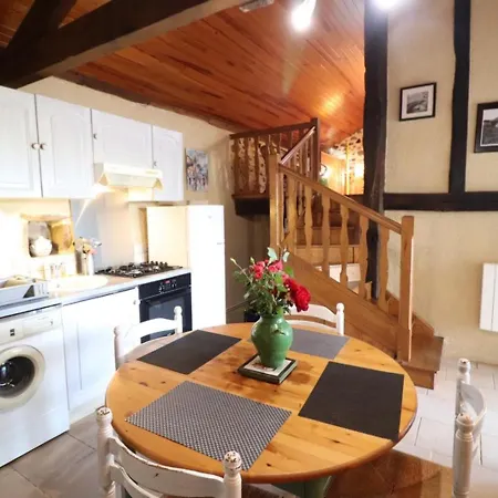 Charmante Maison De Caractere, Entre Cantal Et Lot, 4 Pers, Terrasse Couverte, Cheminee, Animaux Ok - Fr-1-742-382 *